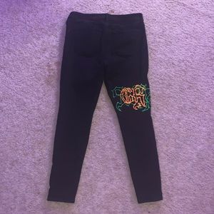 Black skinny jeans w graphic